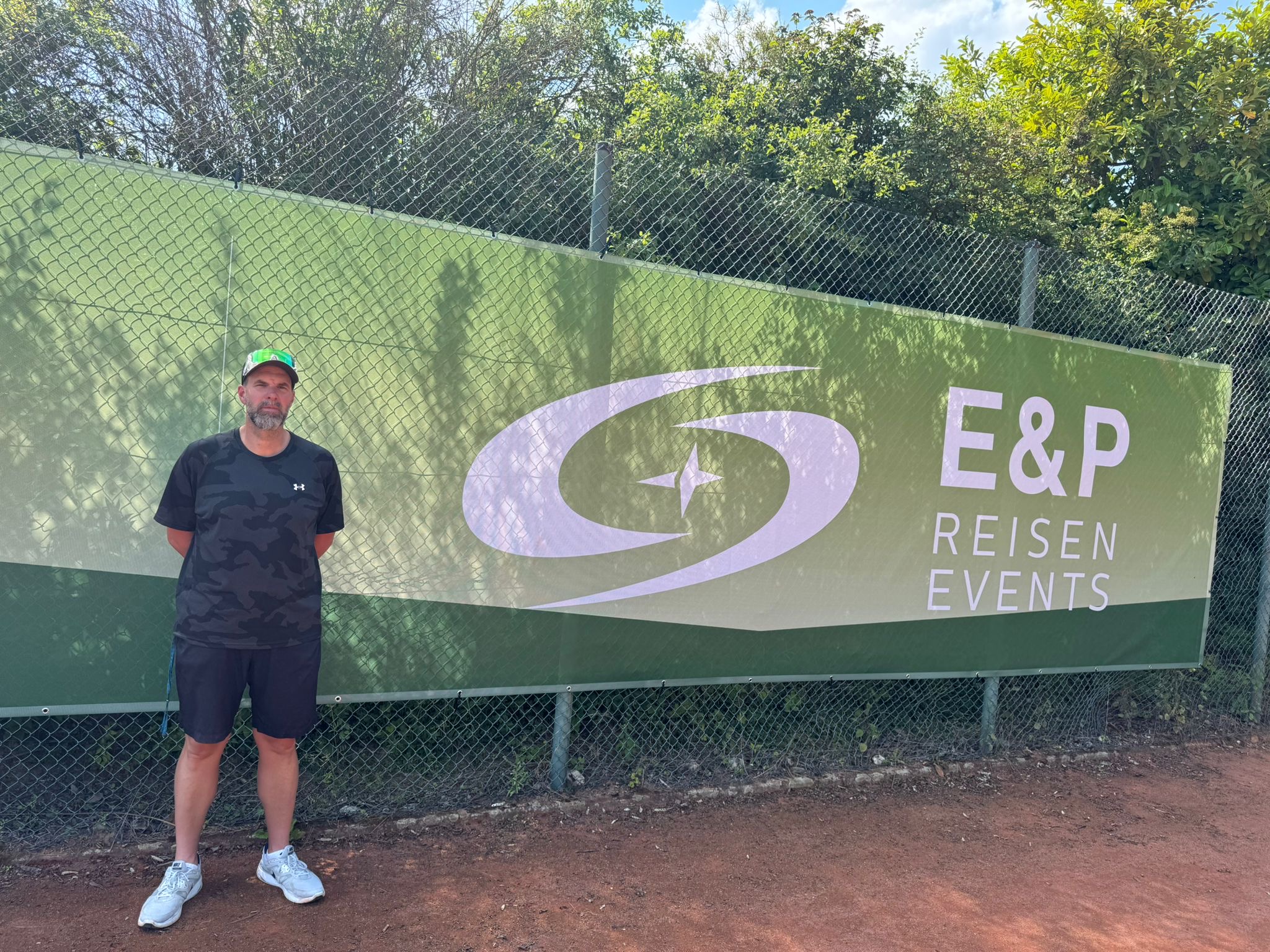 Person vor E&P Reisen Events Banner