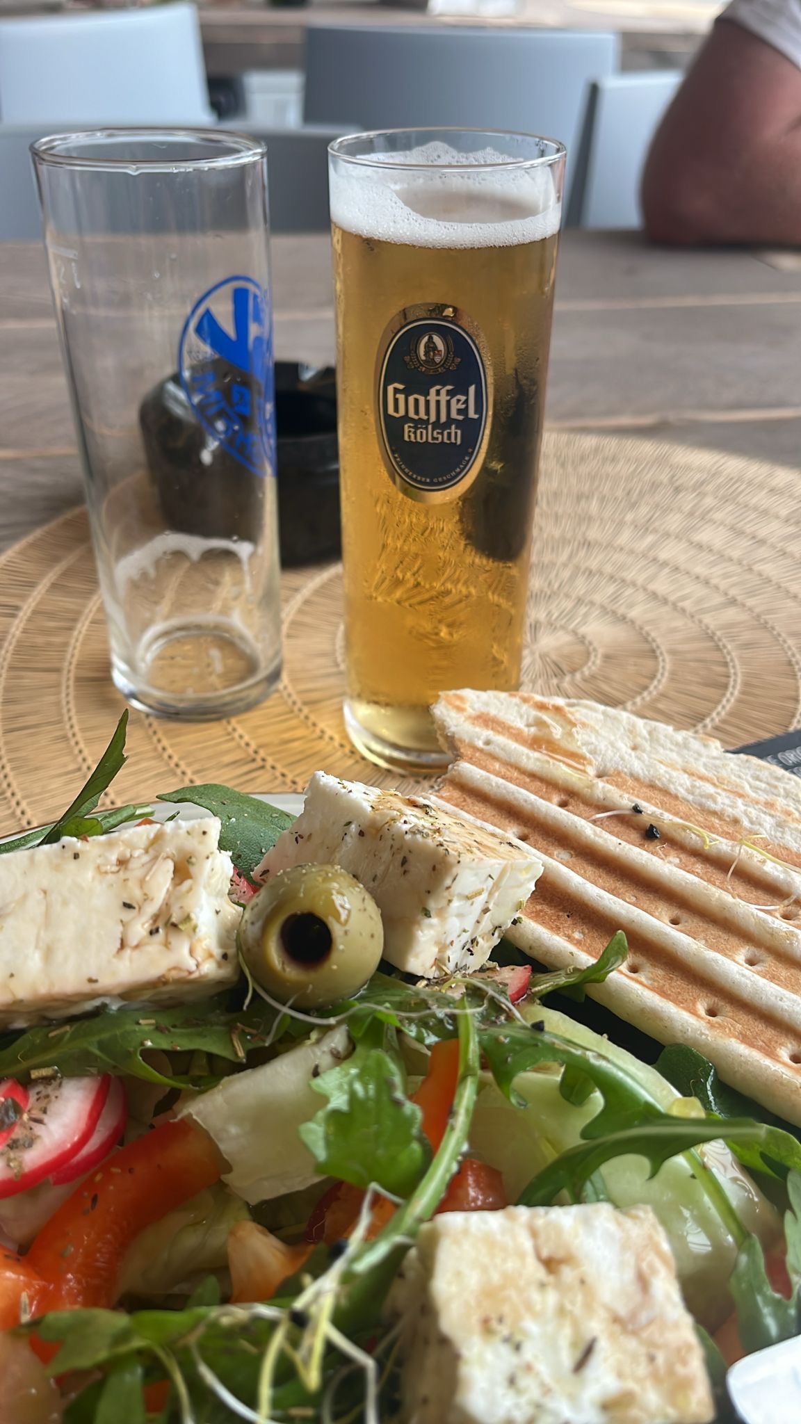 Gaffel Kölsch und griechischer Salat auf der Terrasse